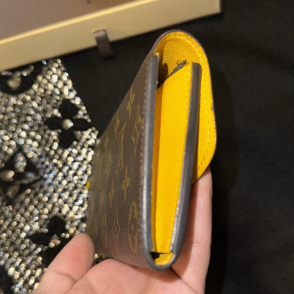 Women’s or Men’s Louis Vuitton Monogram Wallet with Yellow Guts inside Pristine - Picture 13 of 17